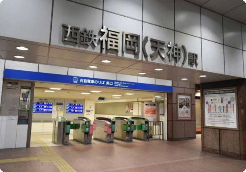 合格を喜ぶ受講生たち