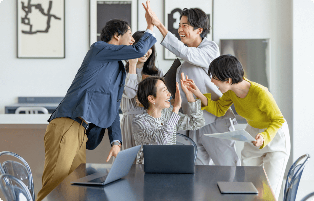 合格を喜ぶ受講生たち