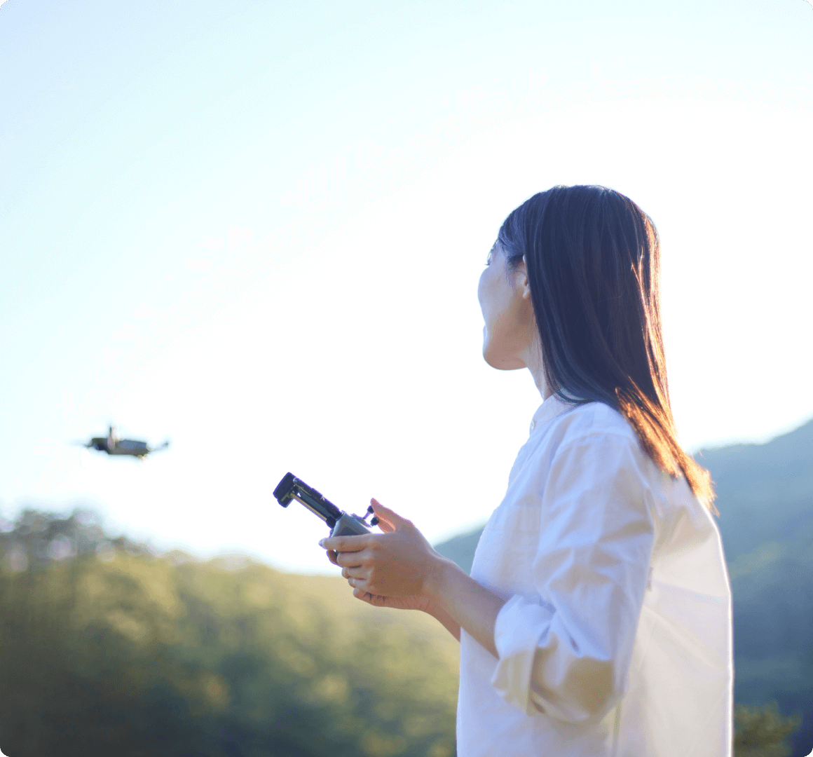 ドローンを操作する様子
