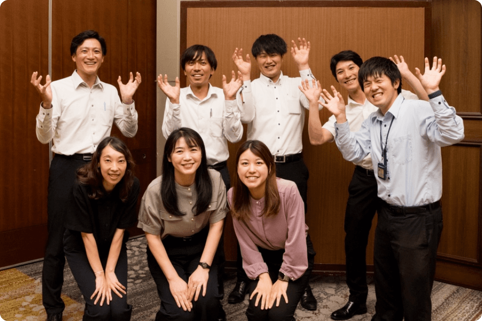 職場で働くスタッフの集合写真